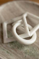 Catena geometrica in marmo