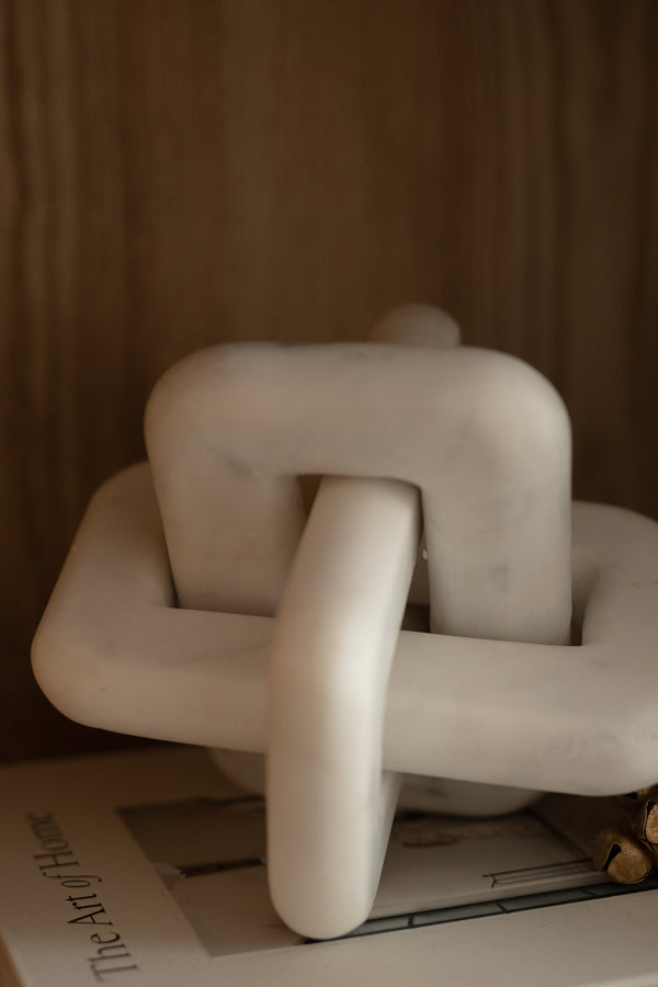 Nodo intrecciato in marmo bianco