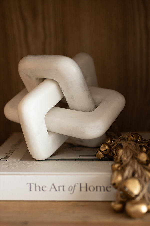 Nodo intrecciato in marmo bianco